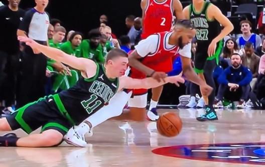 Shams：小琼斯再度右膝内侧副韧带二级扭伤休战6周，上次就是绿军所伤